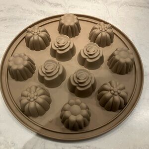 The pampered chef silicone flower muffin tin.  Like new!